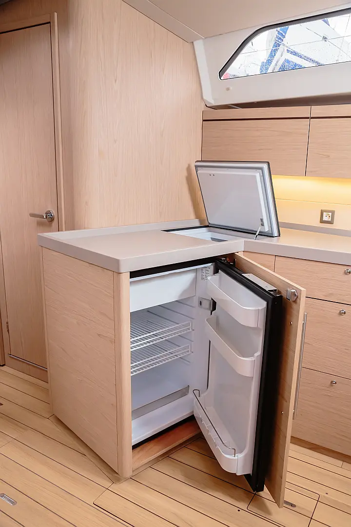 Oceanis 46.1 (5 cab) - frigo