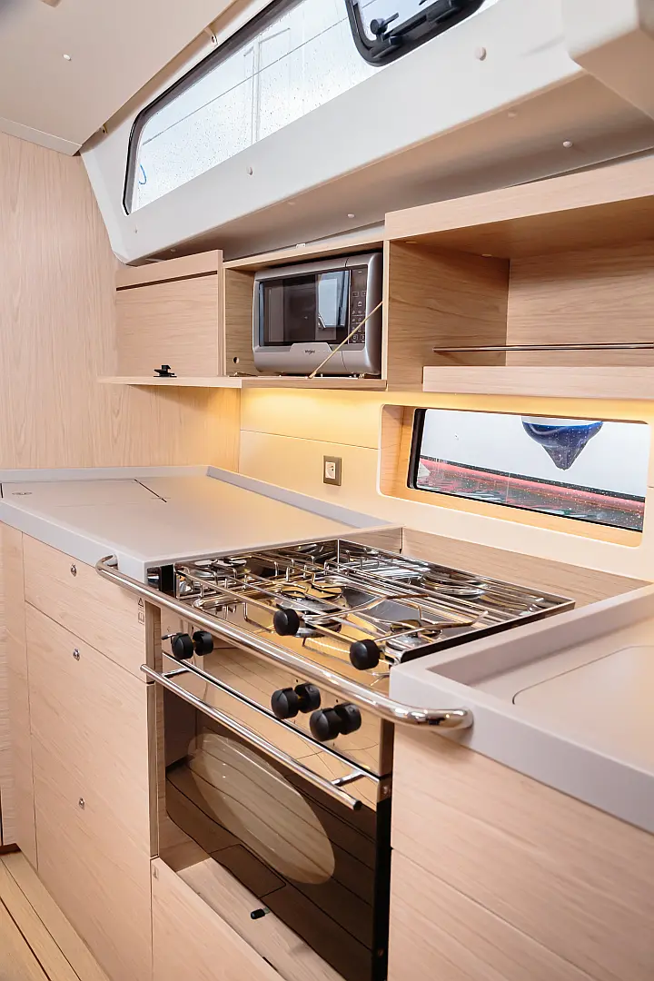 Oceanis 46.1 (5 cab) - cucina