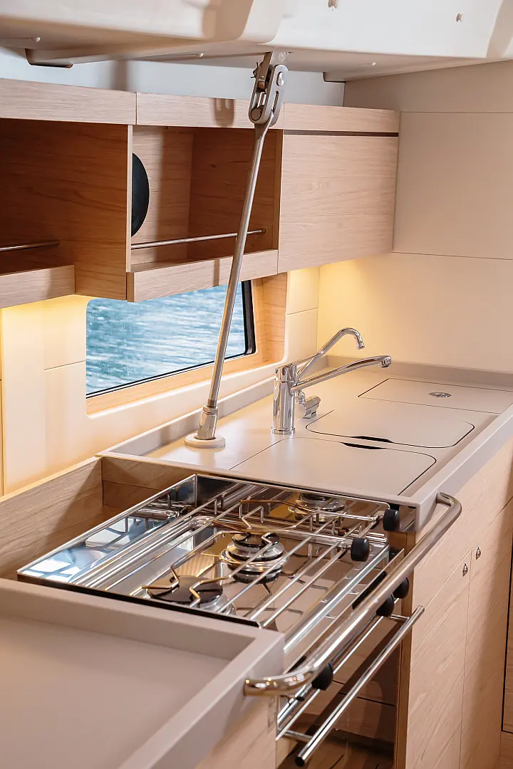Oceanis 46.1 (5 cab) - cucina