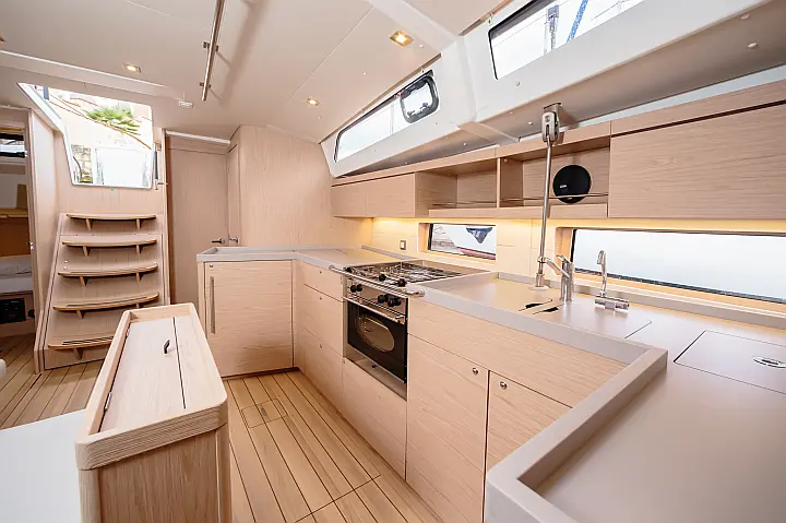 Oceanis 46.1 (5 cab) - dinette
