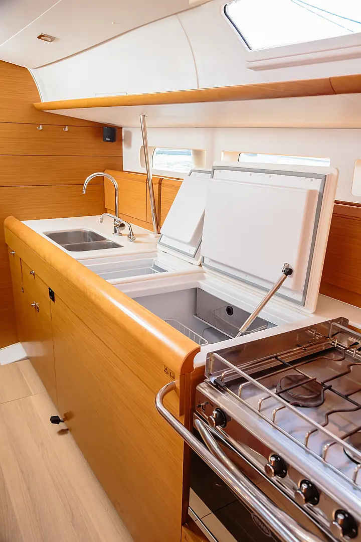 Sun Odyssey 519 - cucina