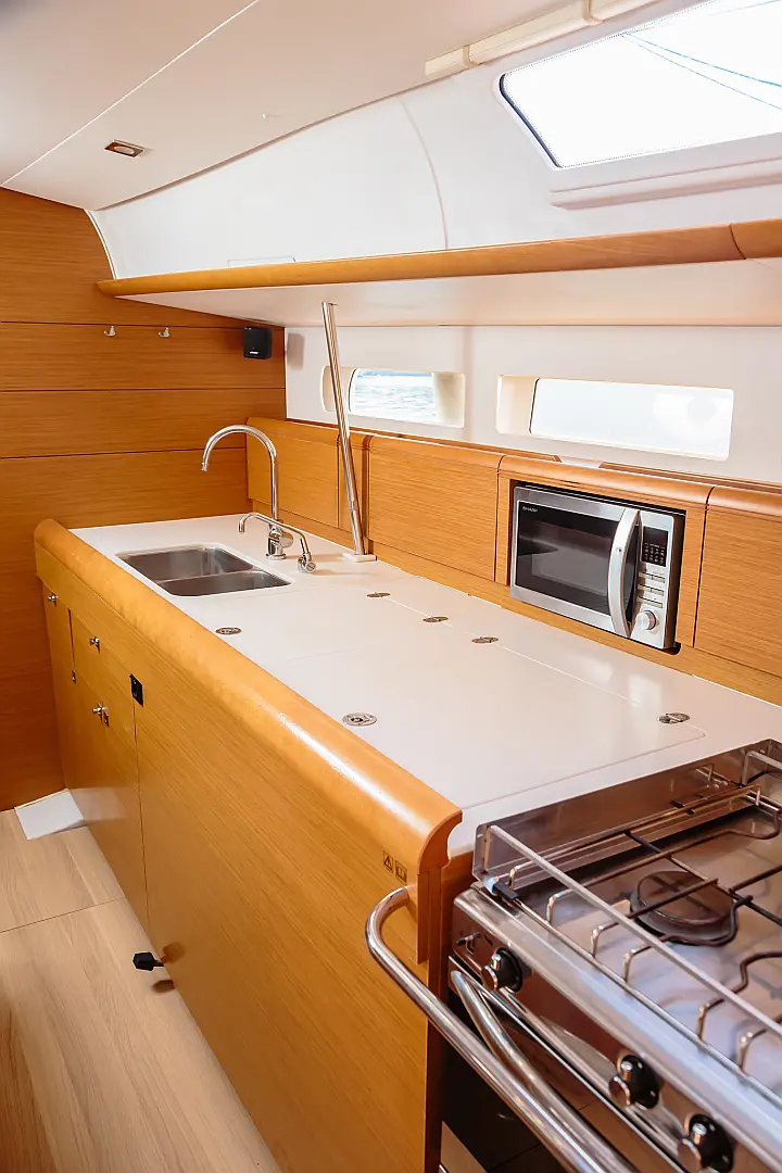 Sun Odyssey 519 - cucina