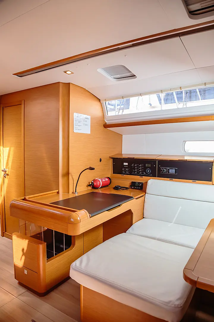 Sun Odyssey 519 - piano carteggio