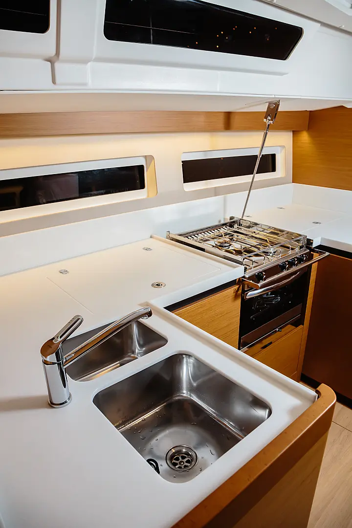 Sun Odyssey 490 - cucina