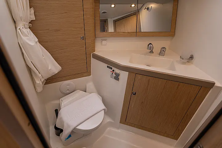 Oceanis 45 - Toilet