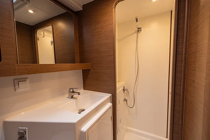 Lagoon 42 - Toilet