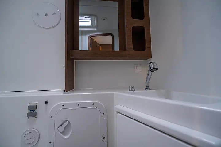 Lagoon 42 - Toilet