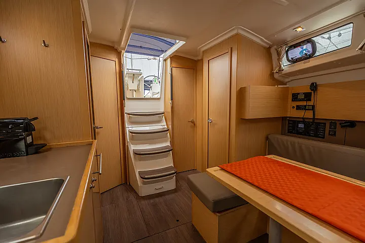 Oceanis 38.1 - Dinette