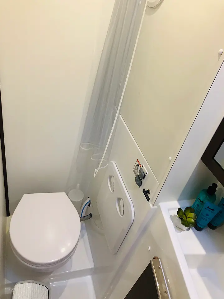 Lagoon 40 - Toilet