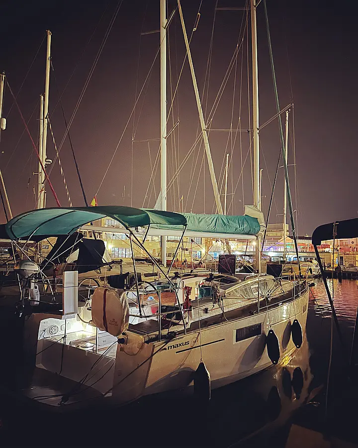 Maxus 35 (see with our base extra options availability as Air Conditioned) - 