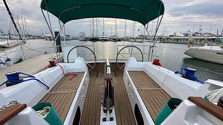 Maxus 35 (see with our base extra options availability as Air Conditioned) - 
