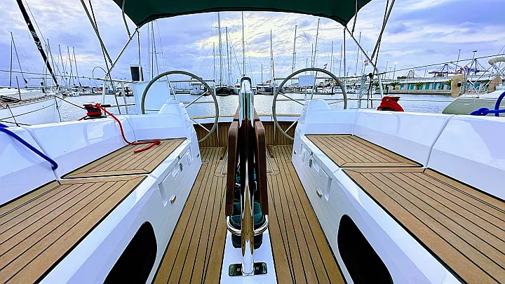 Maxus 35 (see with our base extra options availability as Air Conditioned) - 