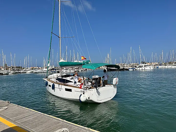 Maxus 35 (see with our base extra options availability as Air Conditioned) - 