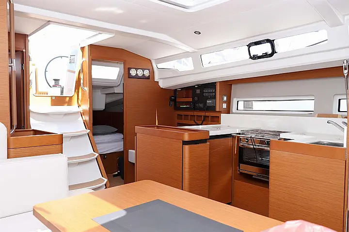 Sun Odyssey 440 - 3 cabin, 2 heads - 