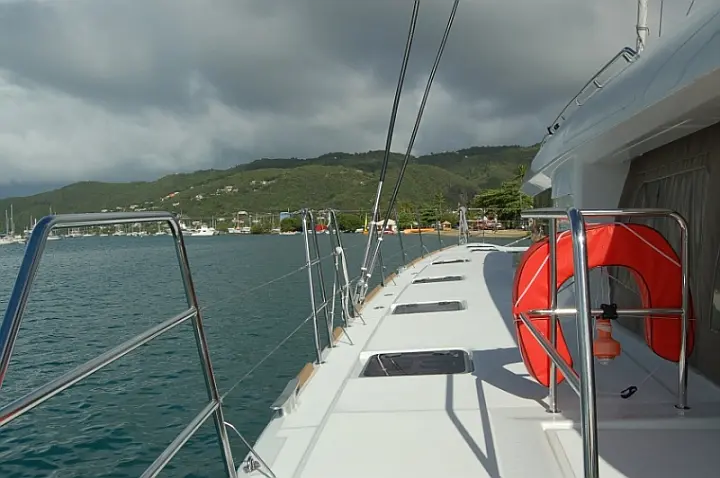 Lagoon 620 - Deck / windows / portside