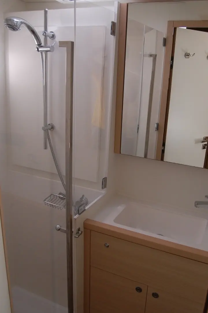 Lagoon 620 - Bath 1