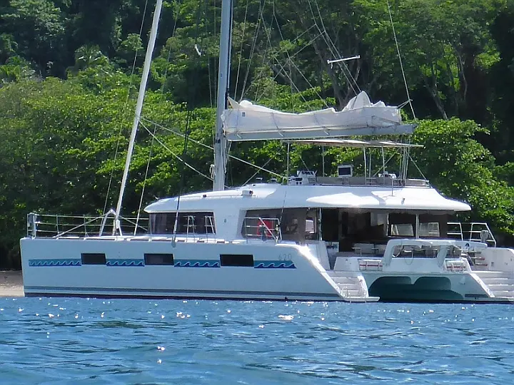 Lagoon 620 - Ship / few / back / portside