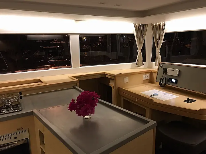 Lagoon 450 SporTop - Navigation Table