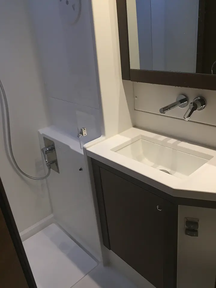 Lagoon 450 SporTop - Bath / toilet 2