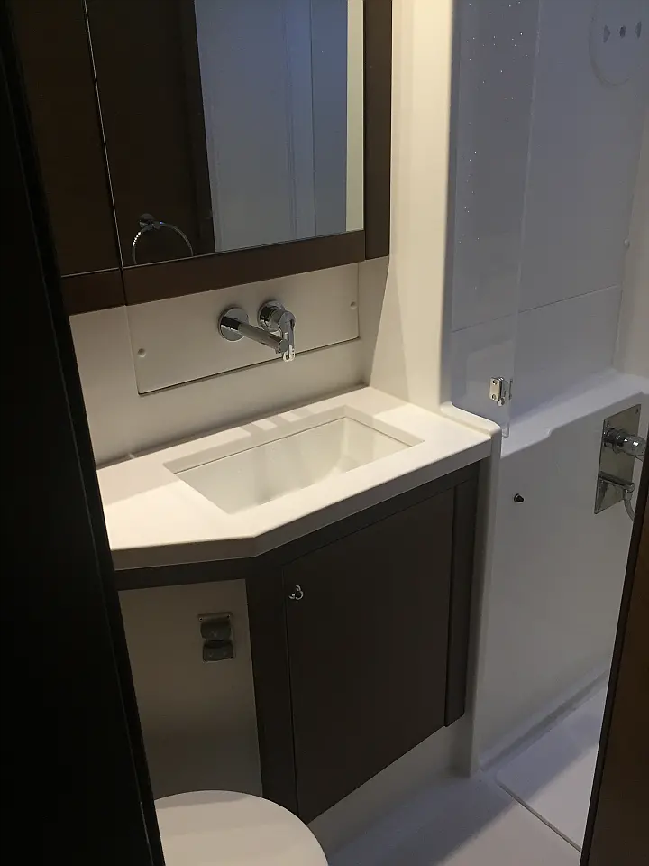 Lagoon 450 SporTop - Bath / toilet 1
