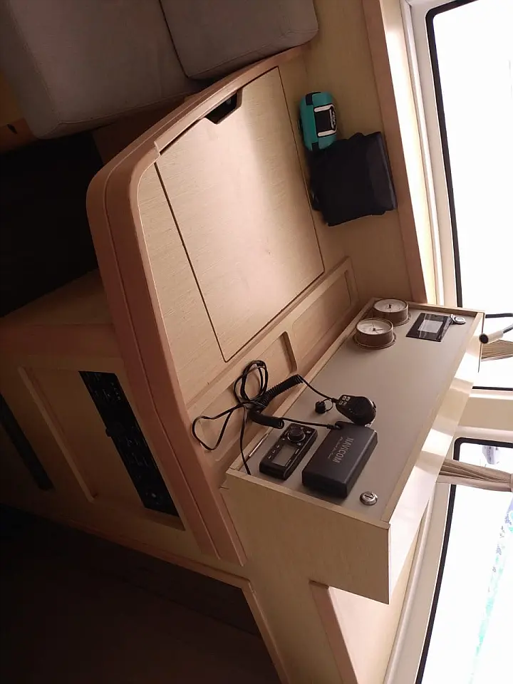Lagoon 42 - Navigation Table