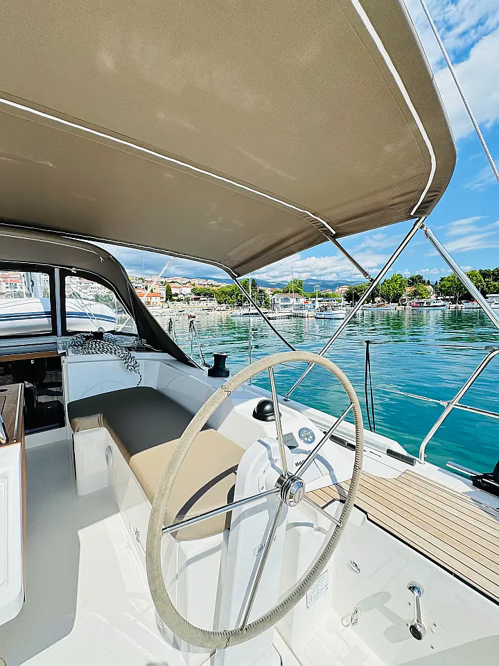 Bavaria C38 - 