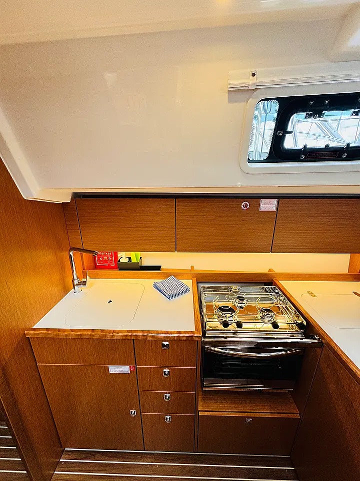 Bavaria C38 - 
