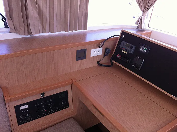 Lagoon 400 S2 - photo
