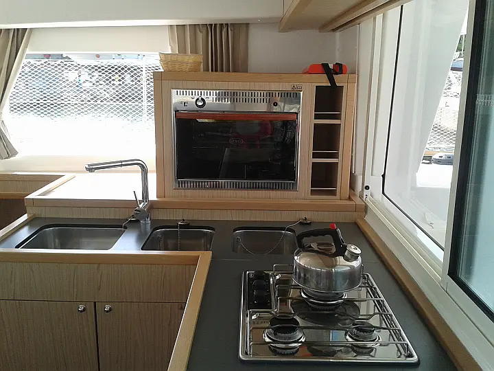 Lagoon 400 S2 - photo