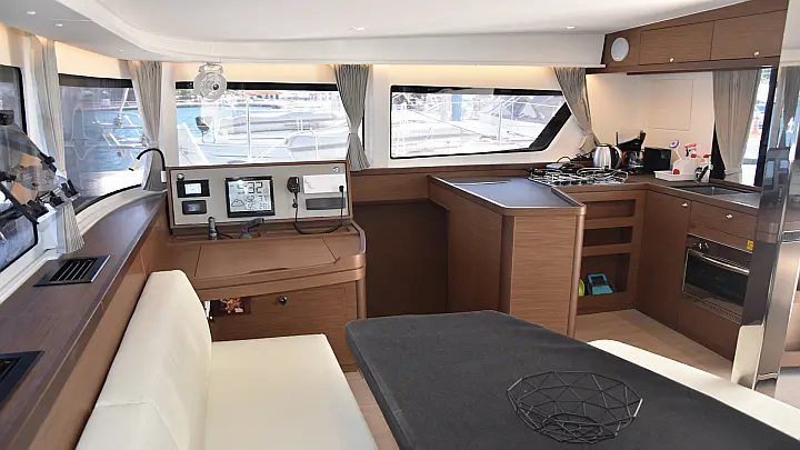 Lagoon 42 (AC, Gen, Watermaker) - 
