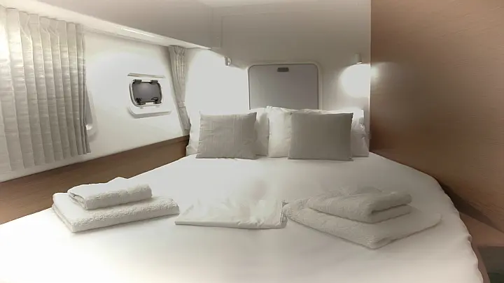 Lagoon 42 (AC, Gen, Watermaker) - 