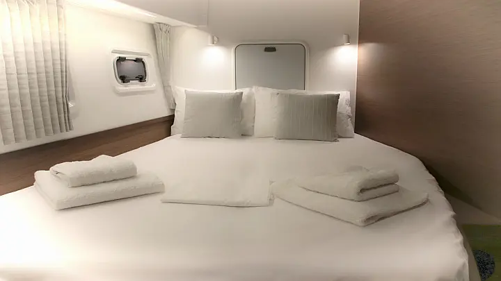 Lagoon 42 (AC, Gen, Watermaker) - 