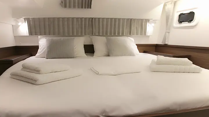 Lagoon 42 (AC, Gen, Watermaker) - 