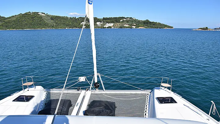 Lagoon 42 (AC, Gen, Watermaker) - 