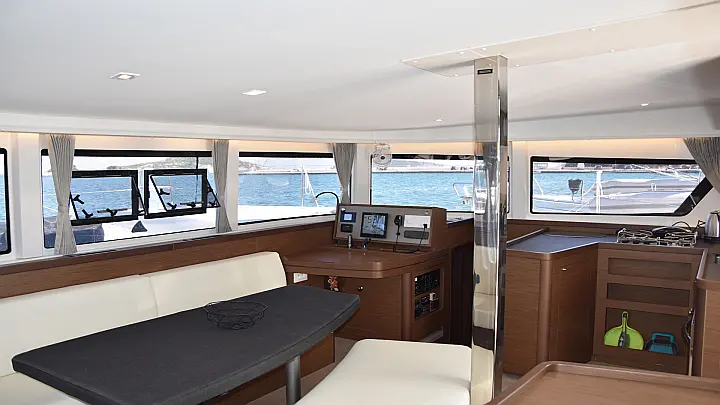 Lagoon 42 (AC, Gen, Watermaker) - 