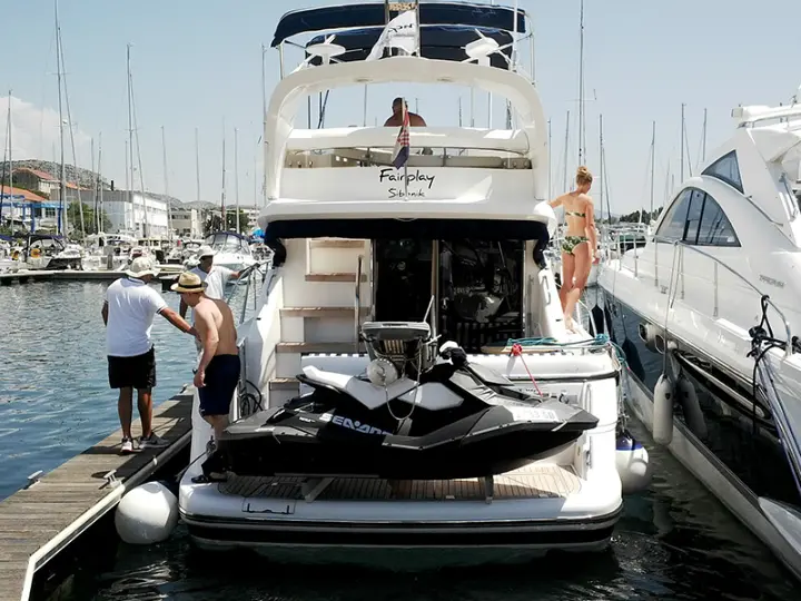 Fairline Phantom 40 - Jet ski