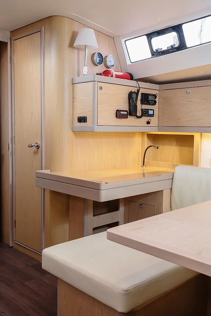 Oceanis 48 - dinette